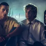 Trójka młodych ludzi w mrocznym klimacie. Zastanawiasz się, co obejrzeć na Netflix? Ta produkcja może Cię zainteresować.
