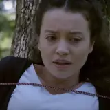 Związana przy drzewie kobieta, z przerażeniem w oczach. Czy to scena z "Zranione ptaki ile odcinków"?