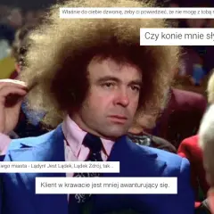 Mężczyzna w niebieskim garniturze i z burzą blond włosów, z dymkami z cytatami z polskich filmów.
