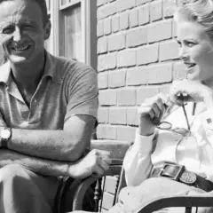 Fred Zinnemann i Grace Kelly, gwiazda jego filmów, siedzą razem, rozmawiając.