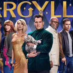 Obsada filmu "Argylle - tajny szpieg" pozuje do zdjęcia. Henry Cavill trzyma kota, a obok niego stoją m.in. Samuel L. Jackson i Dua Lipa.