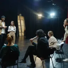 Aktorzy na próbie dyskutują o tym, ile zarabiają aktorzy w teatrze, analizując scenariusz.