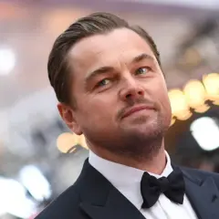 Leonardo DiCaprio w garniturze z muszką. Zastanawiasz się, ile zarabia Leonardo DiCaprio?