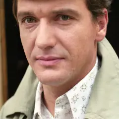 Portret mężczyzny w jasnej kurtce i wzorzystej koszuli. Wiele osób szuka informacji, jak zmarł Dariusz Siatkowski.