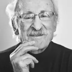 Portret Franciszka Pieczki, aktora, którego pamiętamy od kiedy zmarł. Jego charakterystyczny wąs i okulary.