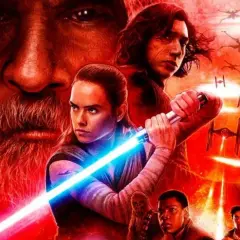 Gwiezdne Wojny Ostatni Jedi: Rey z mieczem świetlnym, Kylo Ren, Luke Skywalker i inni bohaterowie w ogniu walki.
