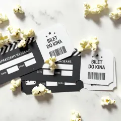 Jak kupić bilety do kina? Na zdjęciu bilety do kina i popcorn.