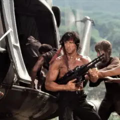 Rambo z karabinem wychodzi ze śmigłowca. Ile jest części Rambo? To pytanie zadaje sobie wielu fanów.