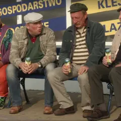 Czterech mężczyzn siedzi na ławce, pijąc piwo. Czekają na kolejne odcinki "Rancza".