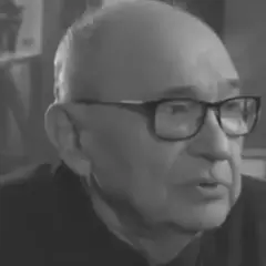 Starszy mężczyzna w okularach, Stanisław Lenartowicz, opowiada o swoich filmach.