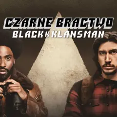 Dwóch mężczyzn, jeden z afro, drugi w kratę, w tle napis "Czarne bractwo Blackkklansman".