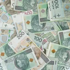 Stos banknotów 100, 200 i 500 zł. Tyle pieniędzy potrzeba, by policzyć, ile jest kin w Polsce.