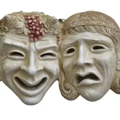 Maski teatralne: wesoła i smutna. W starożytnej Grecji to właśnie Ajschylos wprowadził drugiego aktora, co zrewolucjonizowało teatr.