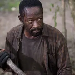 Morgan z "The Walking Dead 6" z kijem w ręku, gotowy do walki w lesie.