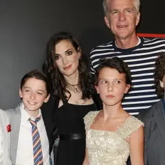 Aktorzy z "Stranger Things" pozują do zdjęcia. Millie Bobby Brown, która gra Eleven, wygląda na około 16 lat, co sugeruje, że w 4. sezonie mogła mieć podobny wiek.
