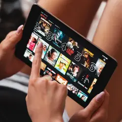 Wypożyczaj, nie subskrybuj – dlaczego coraz więcej osób wybiera jednorazowy dostęp do filmów?