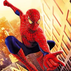 Spider-Man w akcji nad miastem. Chcesz wiedzieć, jak oglądać Spidermana po kolei? Zacznij od tej ikonicznej sceny!
