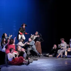 Scena teatralna z ludźmi w strojach historycznych. Zastanawiasz się, ile zarabia aktor w Polsce?