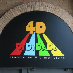 Logo "DIDIDADO" z napisem "cinema en 4 dimensions" pod łukiem z cegły. To właśnie co to jest 4DX – kino z dodatkowymi doznaniami.