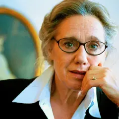 Maja Komorowska, ikona polskich filmów, w okularach i zamyślona.