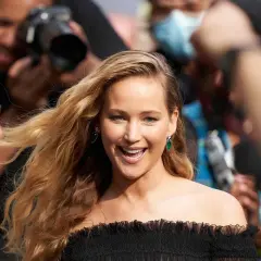 Jennifer Lawrence, uśmiechnięta, otoczona przez paparazzi. Ciekawe, ile lat ma Jennifer Lawrence, gdy robi taką karierę?