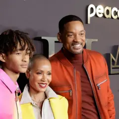 Will Smith, Jada Pinkett Smith i Jaden Smith pozują do zdjęcia. Will Smith, który ma 55 lat, uśmiecha się szeroko.