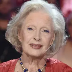 Beata Tyszkiewicz, ikona polskiego kina, z siwymi włosami i wyrazistym makijażem. Jej uśmiech przypomina o niezapomnianych rolach w filmach.