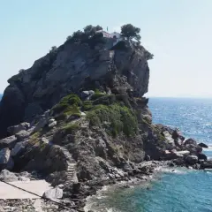 Gdzie kręcono Mamma Mia? Kaplica św. Jana na skale, Grecja.