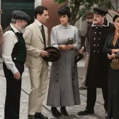 Grupa osób w strojach z epoki, dyskutująca o tym, ile odcinków ma Akacjowa 38.
