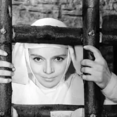 Młoda zakonnica za kratami, scena z jednego z najlepszych starych polskich filmów.