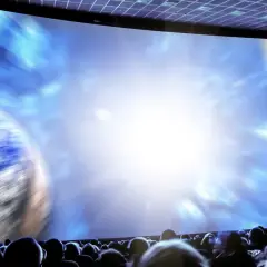Widownia w kinie ogląda film kosmiczny. To właśnie co to jest 2d w kinie – płaski obraz na wielkim ekranie, który wciąga w opowieść.