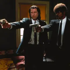 Vincent Vega i Jules Winnfield z Pulp Fiction, filmu często uznawanego za jeden z 10 najlepszych filmów wszechczasów, celują z broni.
