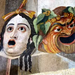 Starożytne maski teatralne, symbolizujące emocje, które kto wprowadził aktorów do teatru greckiego.