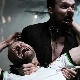 Krwawa scena z polskiego filmu o zombie. Jeden mężczyzna dusi drugiego, który krzyczy z bólu.