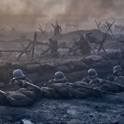 Żołnierze w okopach, gotowi do walki. Scena z filmu "Na zachodzie bez zmian" budzi grozę wojny.