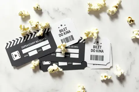 Jak kupić bilety do kina? Na zdjęciu bilety do kina i popcorn.