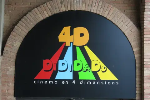Logo "DIDIDADO" z napisem "cinema en 4 dimensions" pod łukiem z cegły. To właśnie co to jest 4DX – kino z dodatkowymi doznaniami.