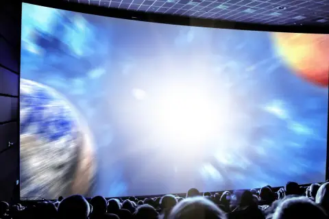 Widownia w kinie ogląda film kosmiczny. To właśnie co to jest 2d w kinie – płaski obraz na wielkim ekranie, który wciąga w opowieść.