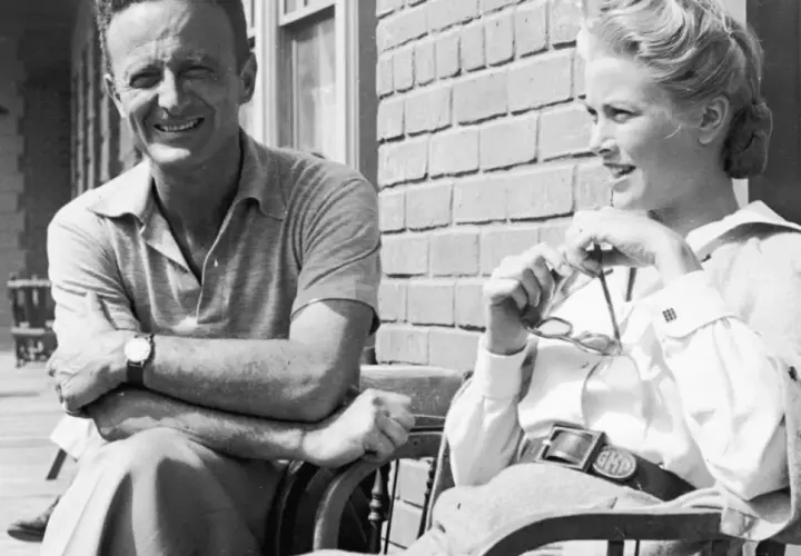 Fred Zinnemann i Grace Kelly, gwiazda jego filmów, siedzą razem, rozmawiając.