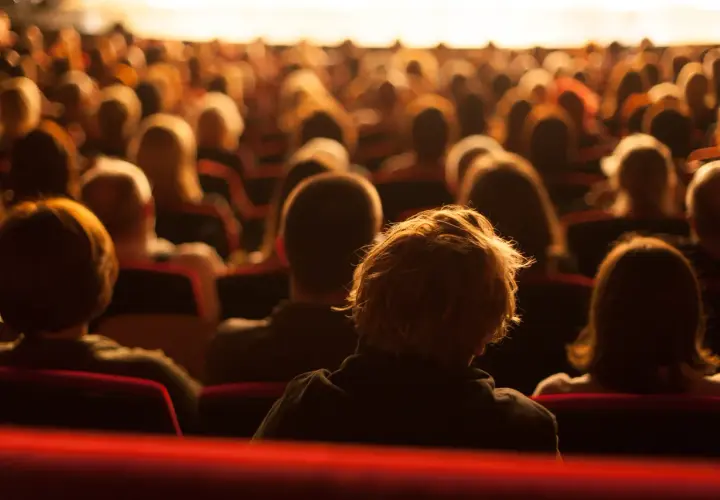 Nowe oblicze sceny teatralnej: trendy i innowacje