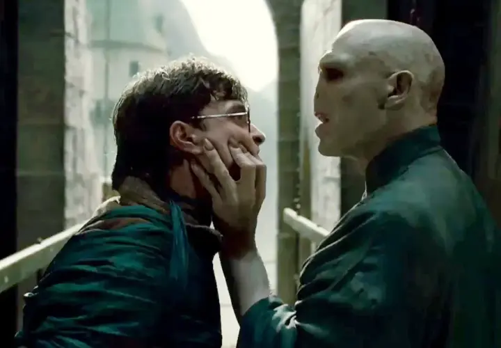 Harry Potter i Lord Voldemort w dramatycznym starciu. David Yates, który wyreżyserował ten film, uchwycił napięcie.