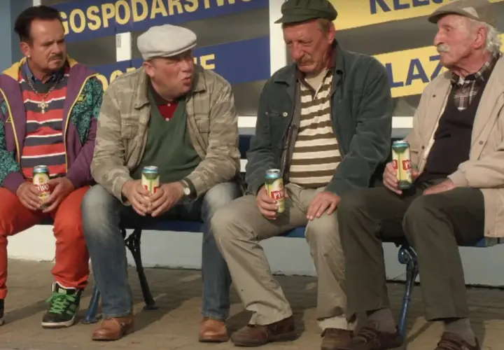 Czterech mężczyzn siedzi na ławce, pijąc piwo. Czekają na kolejne odcinki "Rancza".