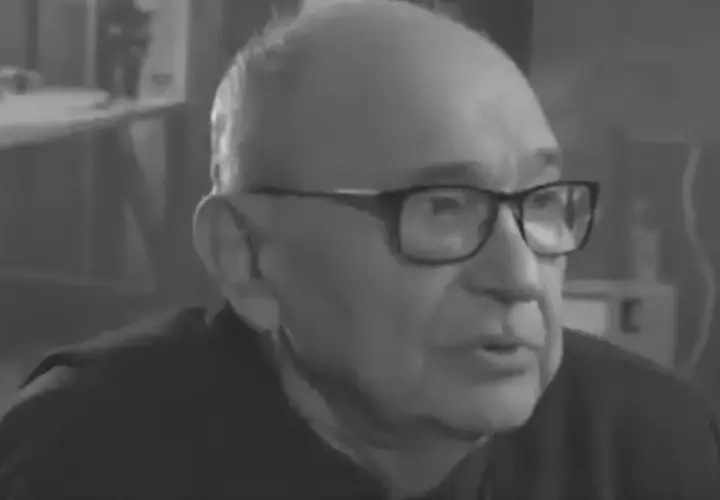 Starszy mężczyzna w okularach, Stanisław Lenartowicz, opowiada o swoich filmach.