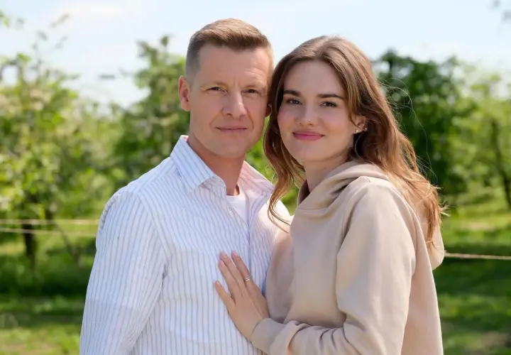 Para, która zastanawia się, ile odcinków ma M jak Miłość, pozuje na tle zieleni.