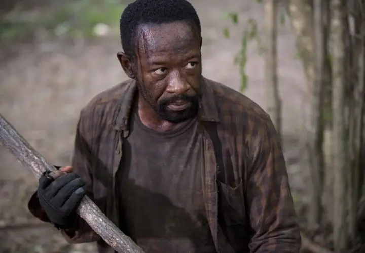 Morgan z "The Walking Dead 6" z kijem w ręku, gotowy do walki w lesie.