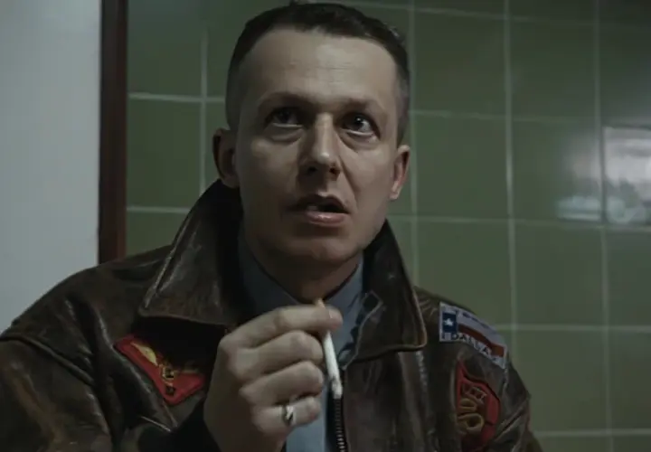 Władysław Pasikowski, reżyser filmu Kroll, w skórzanej kurtce, z papierosem w dłoni.
