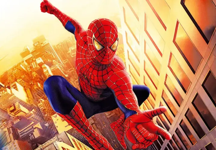 Spider-Man w akcji nad miastem. Chcesz wiedzieć, jak oglądać Spidermana po kolei? Zacznij od tej ikonicznej sceny!