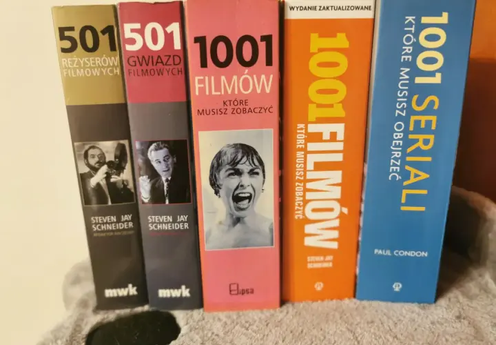 Książki z serii "1001 filmów które trzeba obejrzeć" i "1001 seriali które musisz zobaczyć".