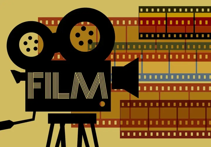 Stylizowana kamera filmowa z napisem "FILM" i taśmami filmowymi w tle. To wizualizacja ekranizacji i adaptacji.