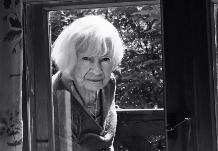 Portret starszej kobiety z siwymi włosami, patrzącej przez okno. Może to być inspiracja do filmów Doroty Kędzierzawskiej.